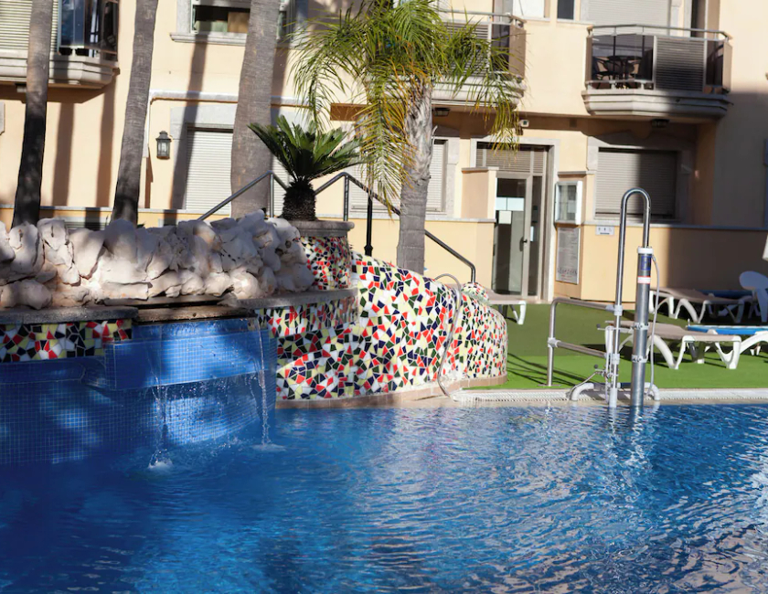 Imagen de la piscina del Apartamentos Mediterraneo Real Tur&iacute;sticos. Foto 20