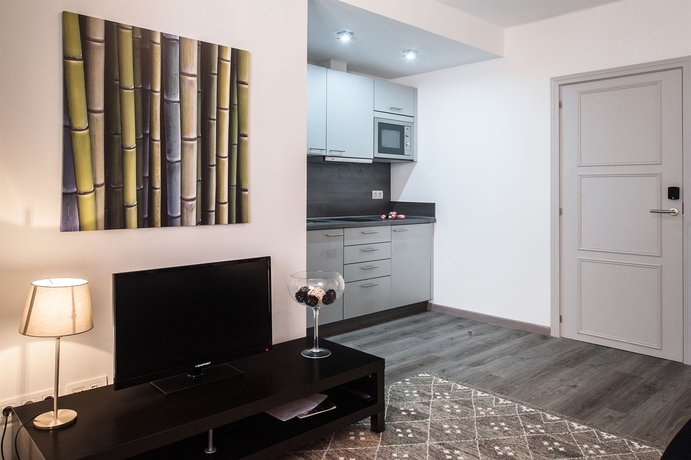 Imagen de los interiores del Apartamentos Mercedes Heritage Barcelona. Foto 15