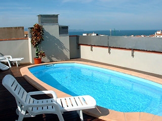 Imagen de la piscina del Apartamentos Mestral. Foto 4