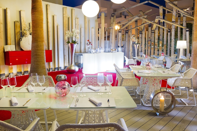 Imagen del bar/restaurante del Apartamentos Migjorn Ibiza Suites and Spa. Foto 2