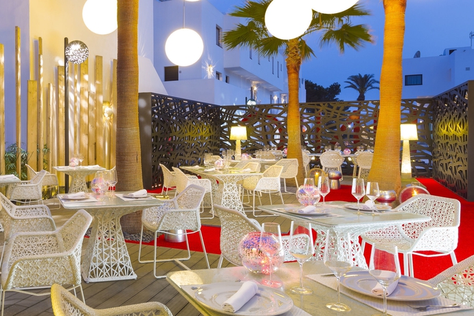 Imagen del bar/restaurante del Apartamentos Migjorn Ibiza Suites and Spa. Foto 5