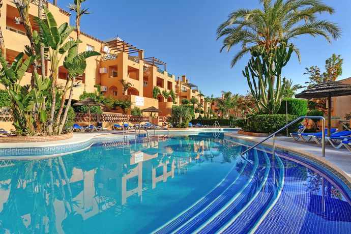 Imagen de la piscina del Apartamentos Mijas Costa Oasis by Grangefield Oasis Club. Foto 17