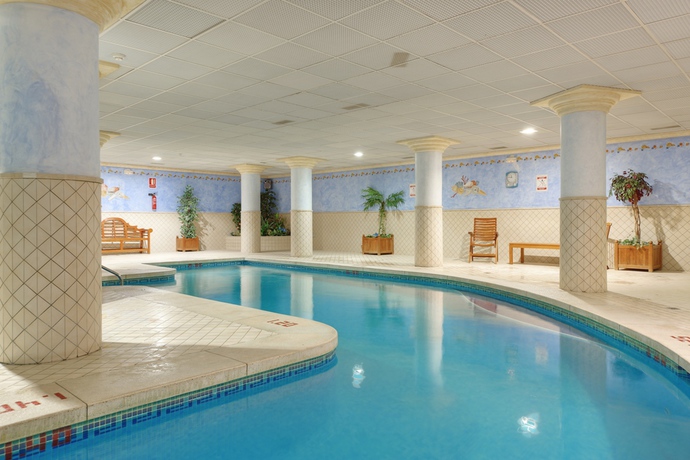 Imagen de la piscina del Apartamentos Mijas Costa Oasis by Grangefield Oasis Club. Foto 18