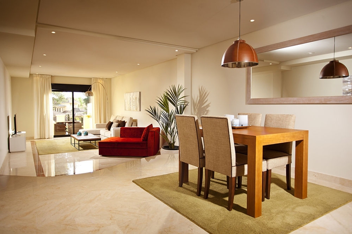 Imagen de la habitación del Apartamentos Mimosas Suites Banús. Foto 3