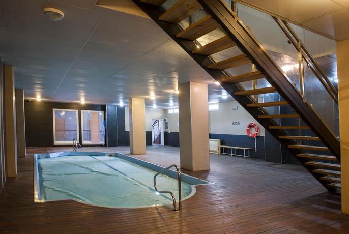 Imagen de la piscina del Apartamentos Miramar Ski a pie de pista. Foto 17