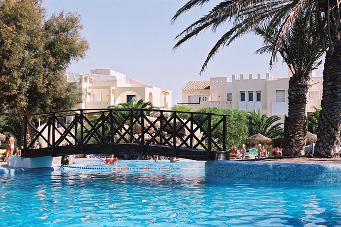 Imagen de la piscina del Apartamentos Moguima. Foto 14