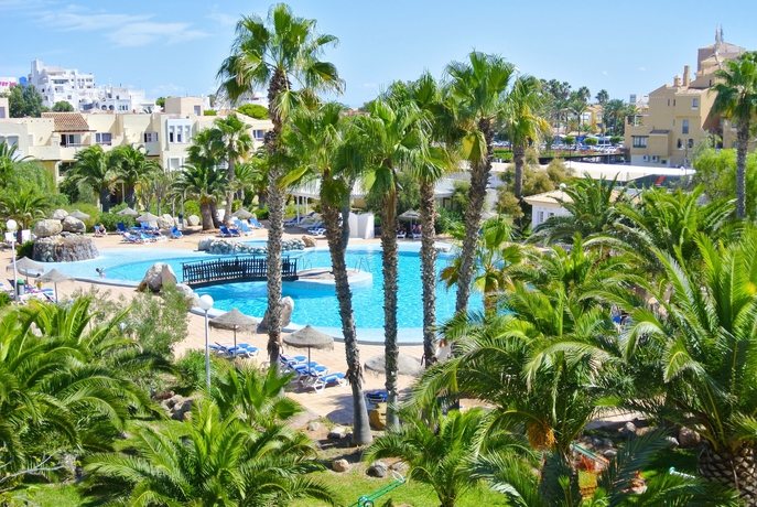 Imagen de la piscina del Apartamentos Moguima. Foto 17