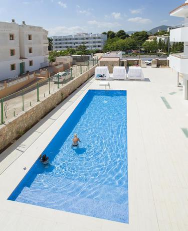 Imagen de la piscina del Apartamentos My Way Luxury Ibiza Studios. Foto 14