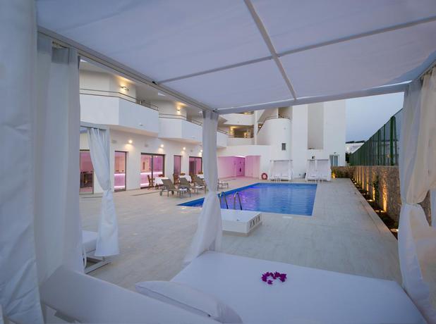 Imagen de la piscina del Apartamentos My Way Luxury Ibiza Studios. Foto 15