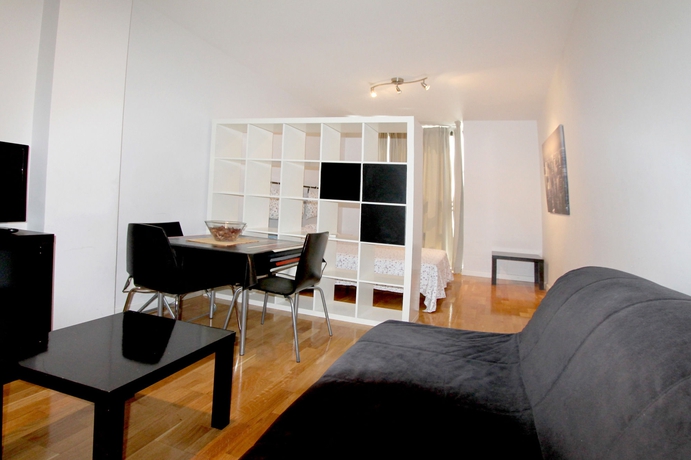 Imagen de los interiores del Apartamentos Naitly Madrid Cuatro Torres. Foto 11