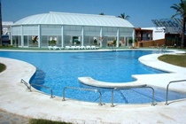 Imagen de la piscina del Apartamentos Naturistas Bahía de Vera. Foto 4