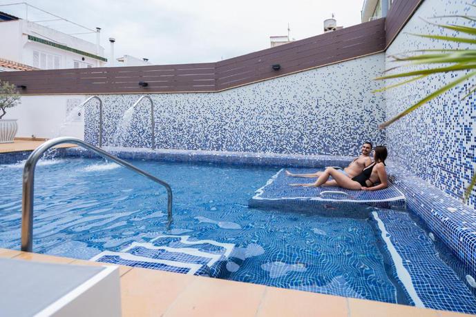 Imagen de la piscina del Apartamentos Neptuno, Calella. Foto 16