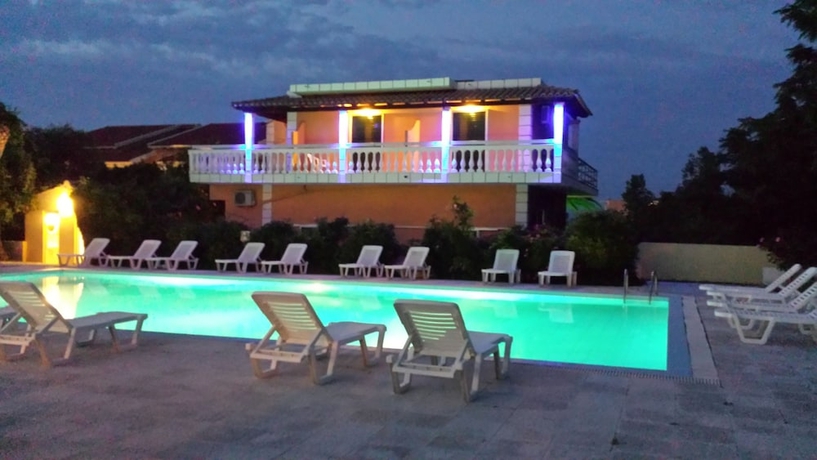 Imagen de la piscina del Apartamentos Nikolas Club Apartments. Foto 18