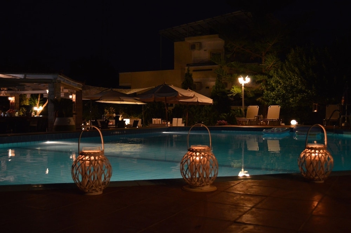 Imagen de la piscina del Apartamentos Nikos, Stalos. Foto 16