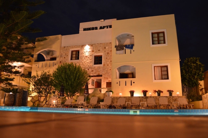 Imagen de la piscina del Apartamentos Nikos, Stalos. Foto 19