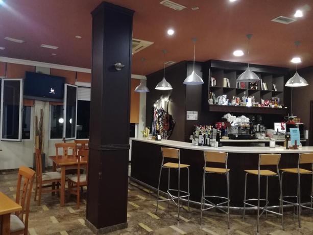 Imagen del bar/restaurante del Apartamentos Noche De Ronda. Foto 2