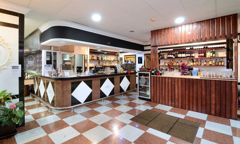 Imagen del bar/restaurante del Apartamentos Nuriasol. Foto 8