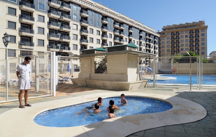 Imagen de la piscina del Apartamentos Nuriasol. Foto 16