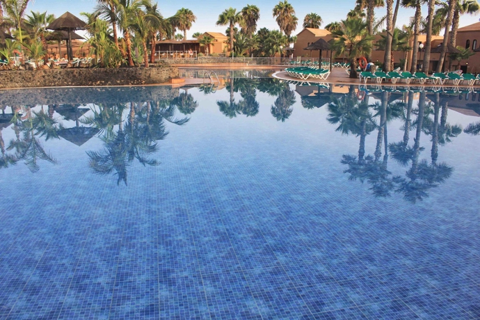 Imagen de la piscina del Apartamentos Oasis Dunas. Foto 12