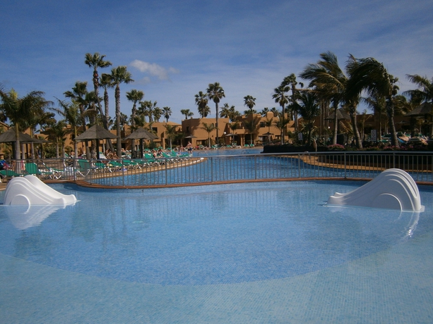 Imagen de la piscina del Apartamentos Oasis Dunas. Foto 13