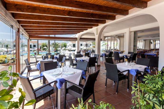 Imagen del bar/restaurante del Apartamentos Oasis Park, Calan Blanes. Foto 2