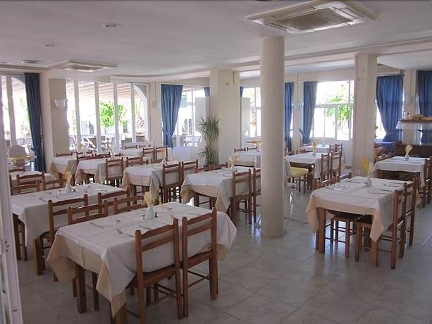 Imagen del bar/restaurante del Apartamentos Oasis Park, Calan Blanes. Foto 3