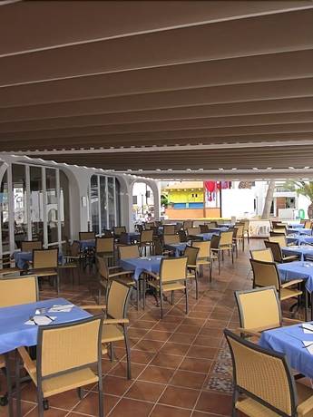 Imagen del bar/restaurante del Apartamentos Oasis Park, Calan Blanes. Foto 4