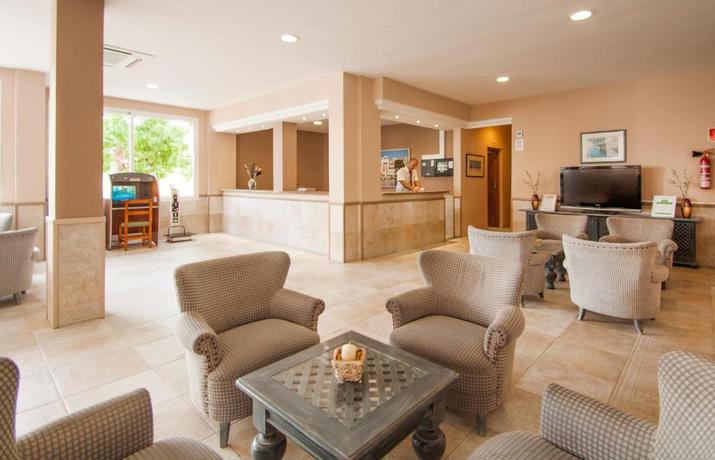 Imagen de los interiores del Apartamentos Ola Cala D'or. Foto 25