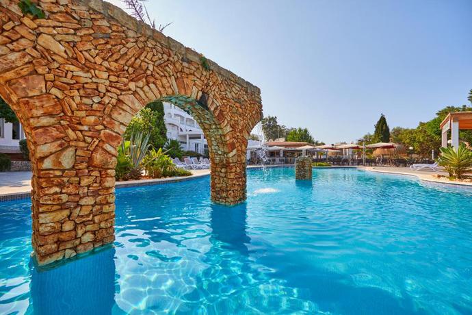 Imagen de la piscina del Apartamentos Ola Cala D'or. Foto 31