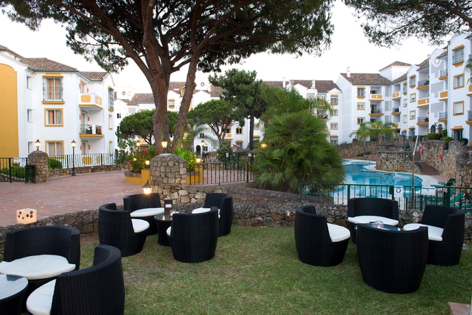 Imagen del bar/restaurante del Apartamentos Ona Alanda Club Marbella. Foto 2