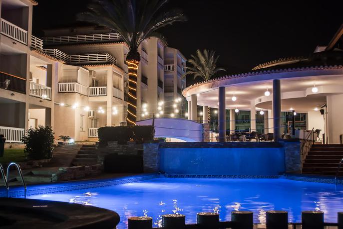 Imagen de la piscina del Apartamentos Ona Ogisaka Garden. Foto 17