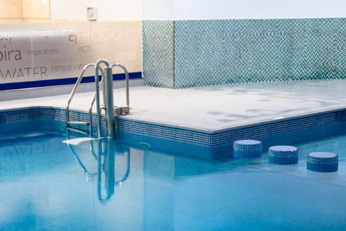 Imagen de la piscina del Apartamentos Ona Ogisaka Garden. Foto 19