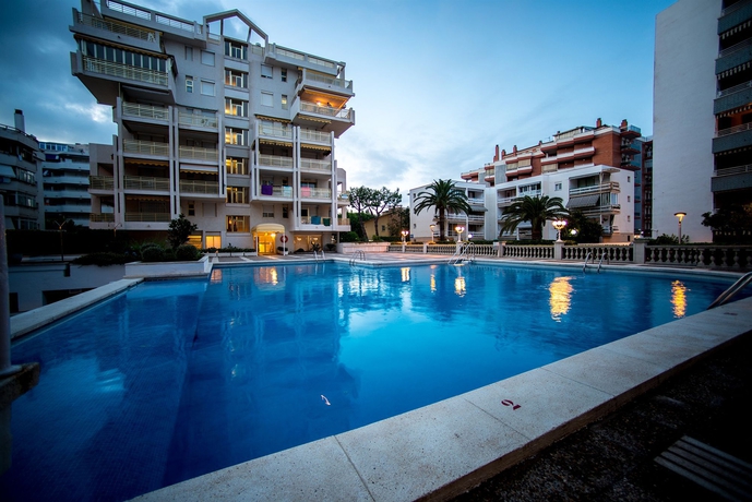 Imagen de la piscina del Apartamentos Ona Suites Salou. Foto 15