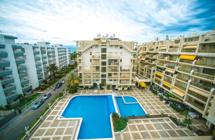 Imagen de la piscina del Apartamentos Ona Suites Salou. Foto 16
