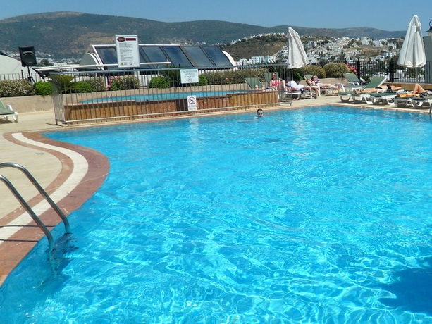 Imagen de la piscina del Apartamentos Ozukara 2 Apart. Foto 11