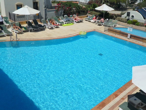 Imagen de la piscina del Apartamentos Ozukara 2 Apart. Foto 12