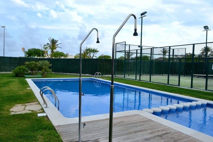 Imagen de la piscina del Apartamentos PIERRE VACANCES TORREDEMBARRA. Foto 19