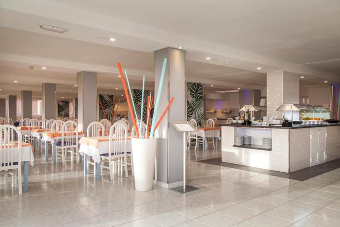 Imagen del bar/restaurante del Apartamentos Palm Garden by LIVVO. Foto 2