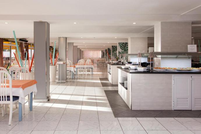 Imagen del bar/restaurante del Apartamentos Palm Garden by LIVVO. Foto 3