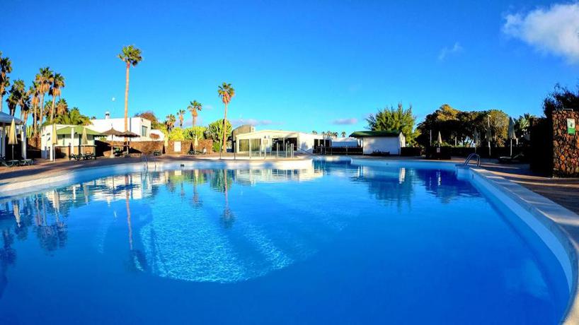 Imagen de la piscina del Apartamentos Palmeras Garden. Foto 15