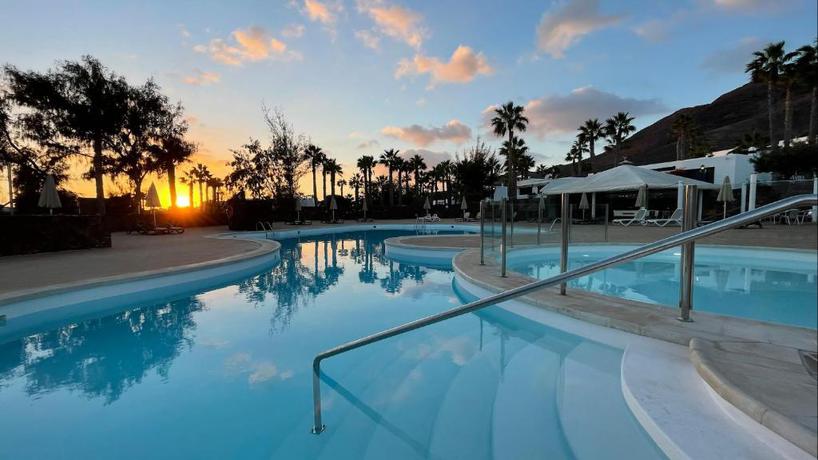 Imagen de la piscina del Apartamentos Palmeras Garden. Foto 19