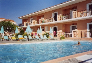 Imagen de la piscina del Apartamentos Paradise Studios. Foto 6