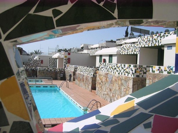 Imagen de la piscina del Apartamentos Parque Raquel. Foto 5