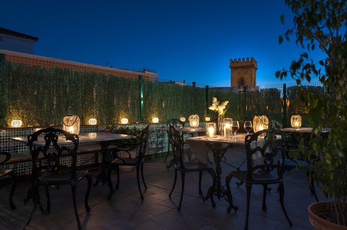 Imagen del bar/restaurante del Apartamentos Patios de la Cartuja. Foto 17