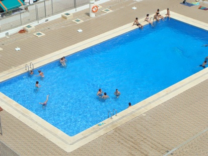 Imagen de la piscina del Apartamentos Peñiscola Playa. Foto 6