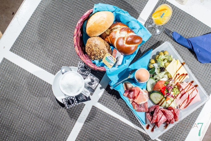 Imagen del bar/restaurante del Apartamentos Perla Seven. Foto 3