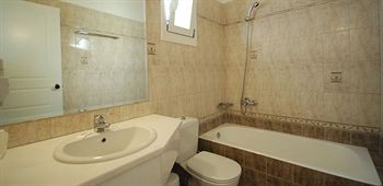 Imagen general del Apartamentos Petinaros Beach Studios. Foto 5