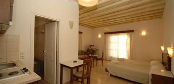 Imagen general del Apartamentos Petinaros Beach Studios. Foto 7