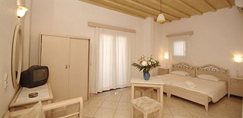 Imagen general del Apartamentos Petinaros Beach Studios. Foto 8