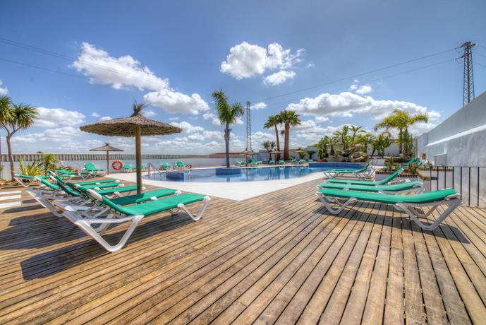 Imagen de la piscina del Apartamentos Piedramar. Foto 17